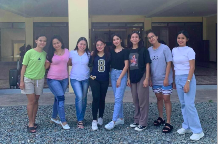 Phoebe Dingcong (right) and some of her batchmates spend a month at OAD Tabor Hill in Barangay Talamban, Cebu City before taking the November 2022 nursing licensure exam. | Contributed photo