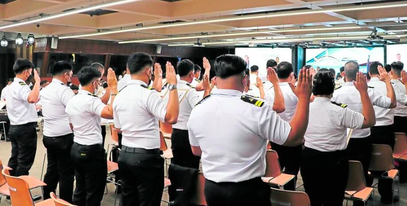 SEAFARERS. NEW OFFICERS The Maritime Industry Authority held this year’s first oathtaking ceremony for marine deck and engineer officers in Manila. —PHOTO FROM FACEBOOK OF MARINA (INQUIRER FILE PHOTO)
