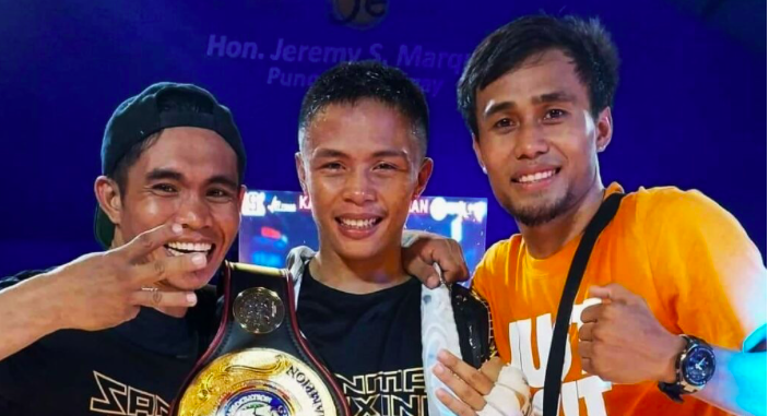Vince Paras (center) | Photo from Sanman Boxing Facebook page