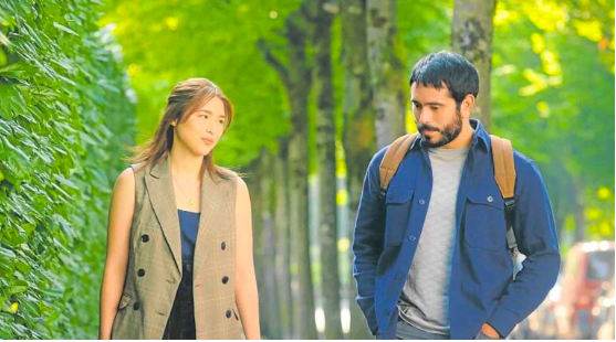 Actress Kylie Padilla says she was a “Kimerald” fan as she pairs with Gerald Anderson in the movie in “Unravel”. In photo is Padilla (left) and Anderson (right) walking along a path lined with trees in one of the movie scenes of “Unravel.”