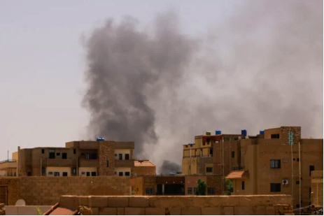 Smoke is seen rise from buildings during clashes between the paramilitary Rapid Support Forces and the army in Khartoum North, Sudan. April 22, 2023. (REUTERS)