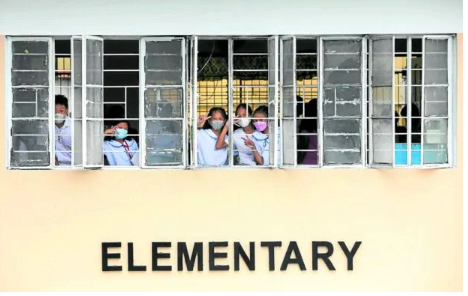 SCHOOL BETTER BE COOL | It may be critical these days to keep classrooms well-ventilated, like here at Commonwealth Elementary School in Quezon City. This photo was taken on Aug. 22, 2022. (File photo by LYN RILLON / Philippine Daily Inquirer)