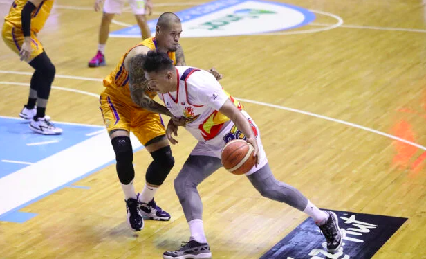 FILE – Rain or Shine’s Beau Belga and NLEX’s JR Quinahan match up during a game in the 2022 Philippine Cup at Araneta Coliseum. PBA IMAGES