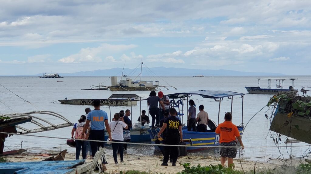 Divers, government personnel and volunteers help in the retrieval of the body of the missing Korean diver, who drowned near the waters of Balicasag Island in Panglao, Bohol.