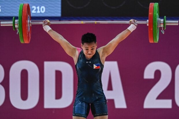 Philippines’ Elreen Ando competes in the women’s 59kg weightlifting event during the 32nd Southeast Asian Games (SEA Games) in Phnom Penh on May 14, 2023. (Photo by NHAC NGUYEN / AFP)