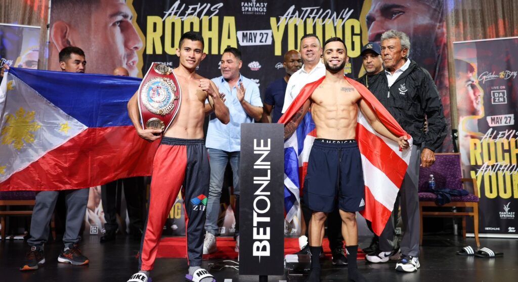 Melvin Jerusalem (left) and Oscar Collazo (right) pose for the camera after making weight for their world title showdown in Indio, California.