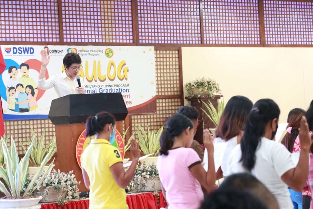 4Ps beneficiaries from Carcar City, who are listed under Set 12 of the program, take their Oath of Commitment.