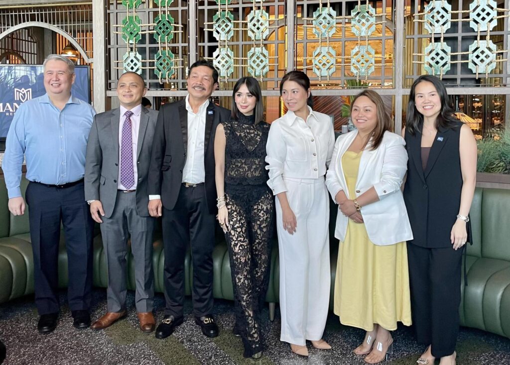 Brand ambassador Heart Evengelista (center) together with RLC Residences officers lead by Senior Vice President and Business Unit General Manager John Richard B. Sotelo (left most) during the launching of Mantawi Residences at the Nustar Resort &amp; Casino in Cebu.