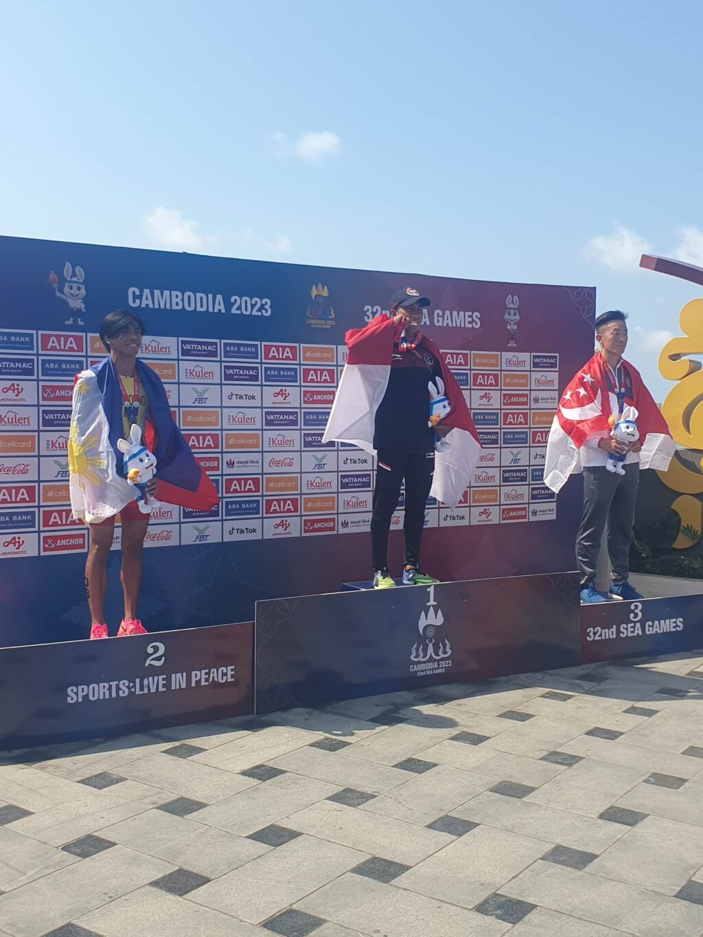 Remolino bags silver medal in SEAG aquathlon. In photo is Andrew Kim Remolino (left) during the awarding of the SEA Games aquathlon event. | Photo from Roland Remolino