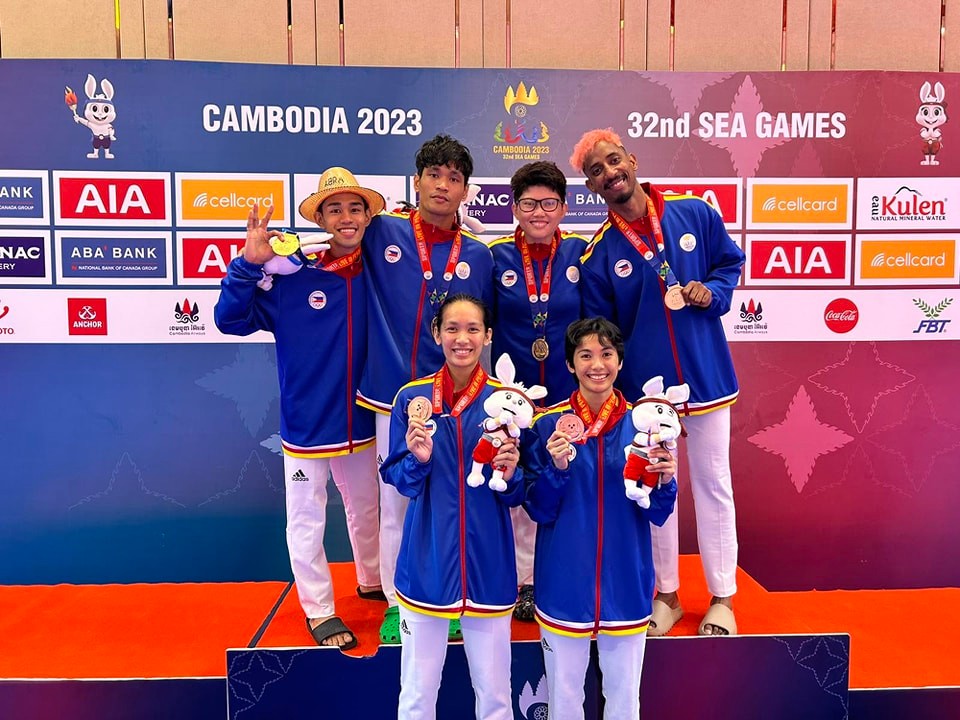 Nica Garces (first row, right) poses with her bronze medal along with her fellow Philippine taekwondo team members in the 32nd SEA Games. | Photo from Rafael Alunan III's Facebook page