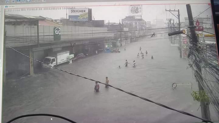 Here is a CCTV footage of residents in a heavily flooded portion of the street in Barangay Tipolo, Mandaue City after the heavy downpour on May 19. | TEAM photo