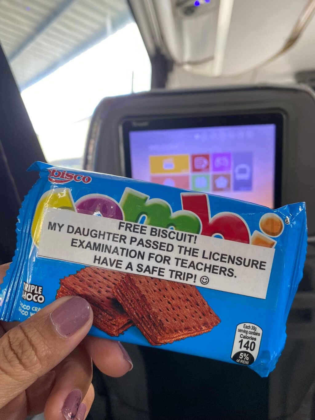  Bus driver hands out free biscuits to celebrate his daughter’s achievement. In photo is The biscuit Hanna Dayap received from the Bus Driver,