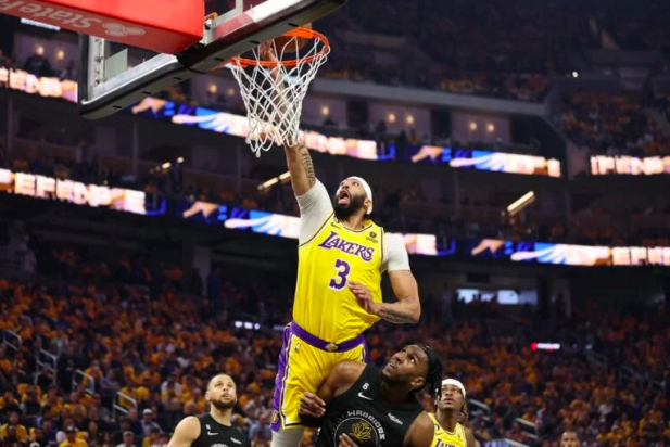 Cebu Daily Newscast: Lakers top Warriors in Game 1. In photo is Anthony Davis #3 of the Los Angeles Lakers driving to the basket against Kevon Looney #5 of the Golden State Warriors during the first quarter in game one of the Western Conference Semifinal Playoffs at Chase Center on May 02, 2023 in San Francisco, California. Ezra Shaw/Getty Images/AFP