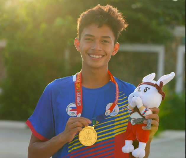 Matthew Justine Hermosa proudly shows the gold medal he earned in the 32nd SEA Games. | Photo from Hermosa's Facebook page