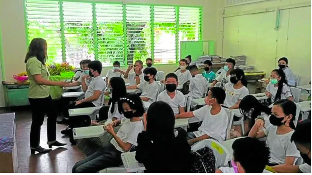 Lawmaker proposes six-hour class in public schools. In photo are students in a classroom at the Apas National High School in Cebu City. (File photo by DALE ISRAEL / Inquirer Visayas)