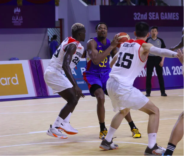 Gilas Pilipinas’ Justin Brownlee vs Indonesia defenders in the SEA Games 2023 men’s basketball match. –TEAM PHILIPPINES POOL