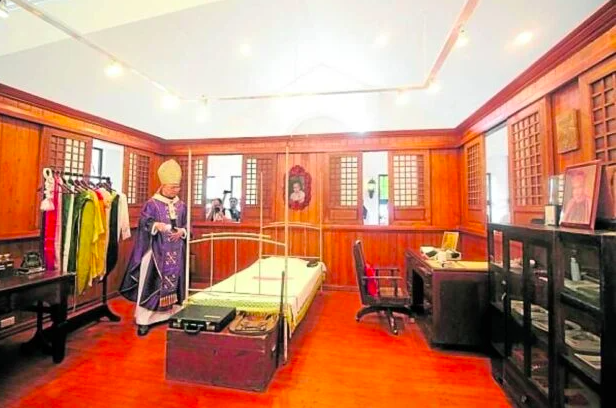 MUSEUM DISPLAY Cebu Archbishop Jose Palma blesses the bed and other belongings of the late Archbishop Teofilo Camomot at a museum in “Domus Teofilo.” —CONTRIBUTED PHOTO