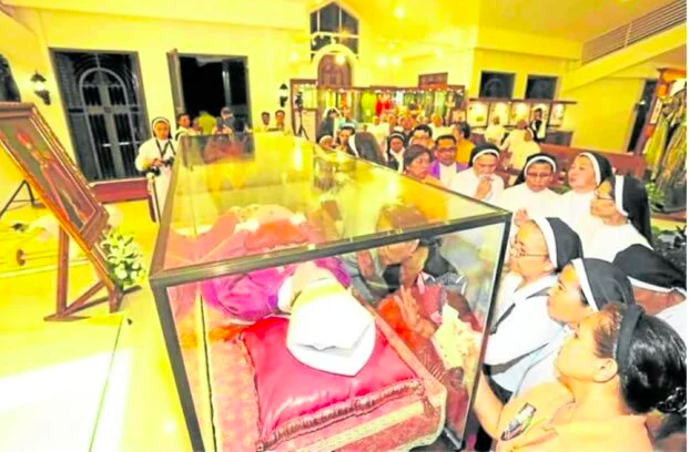 HOLY PLACE | Nuns, priests and laypeople venerate a wax sculpture containing the skeletal remains of Archbishop Teofilo Camomot before its entombment in “Domus Teofilo” (House of Teofilo) in Carcar City on Jan. 4, 2018. (CONTRIBUTED PHOTO)