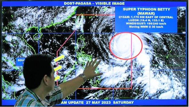‘ALMOST STATIONARY’ | Weather specialist Dan Villamil of Pagasa gives an update on Saturday on “Betty.” The super typhoon is expected to linger some 300 kilometers away from northeastern Luzon before it leaves the Philippine Area of Responsibility early afternoon of Thursday, June 1, 2023. (Photo by LYN RILLON / Philippine Daily Inquirer)