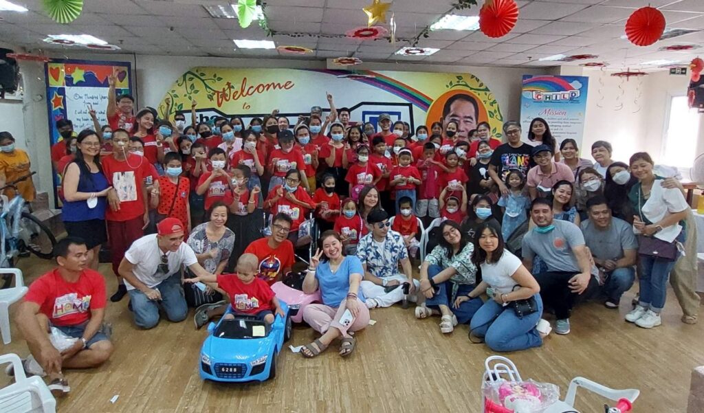 Spending time on Mother’s Day with cancer-afflicted kids. In photo are cancer-afflicted kids and their parents at a cancer facility for children in Manila. 
