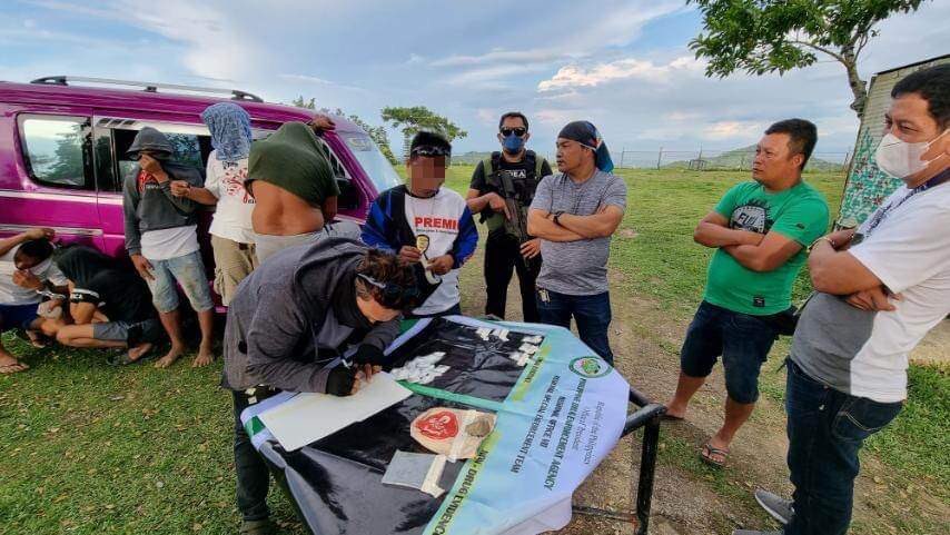 Authorities led by operatives of the Philippine Drug Enforcement Agency in Central Visayas (PDEA-7) confiscate P918,000 worth of suspected shabu during a buy-bust operation in Barangay Taptap, Cebu City on Friday, June 9. | PDEA-7 photo