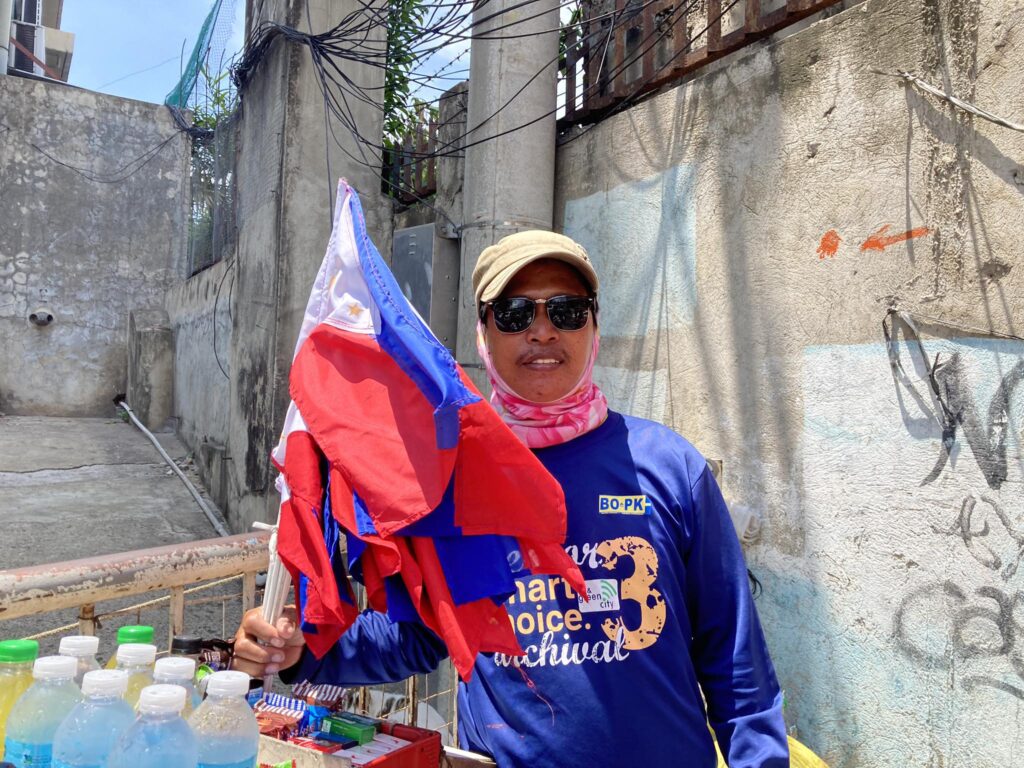 Rey Mejasco, another flaglet vendor, has also experienced the slow sales of flaglets in the streets. | Niña Mae Oliverio
