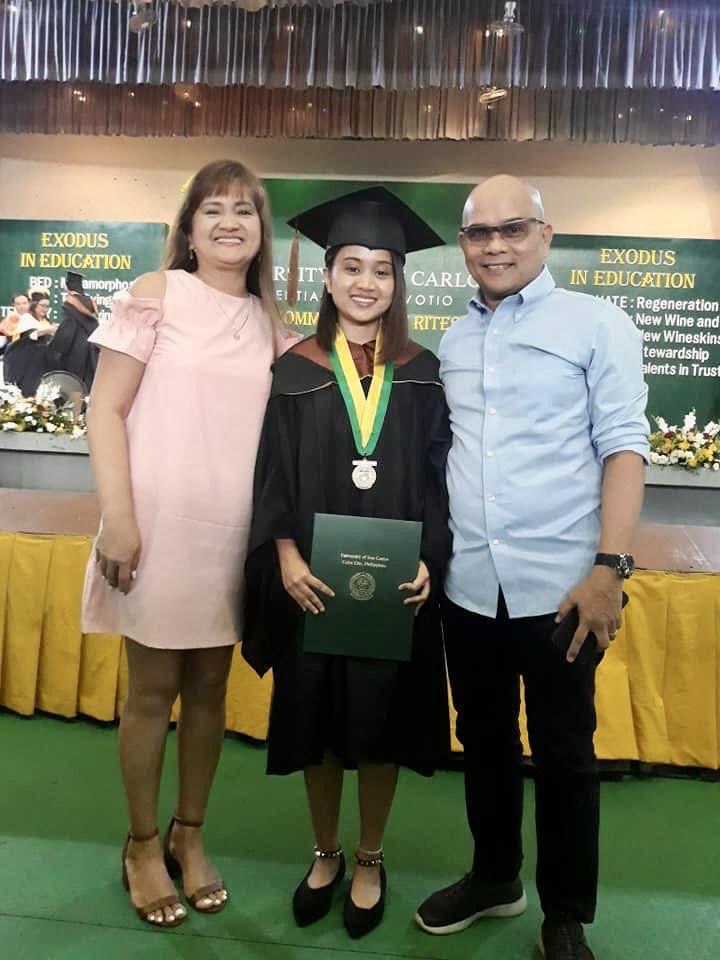 Marynelle Charis Mangasep Baysa with her parents on her graduation