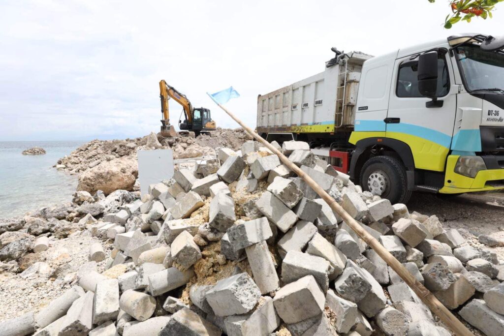 The Cebu Governor Gwen Garcia has ordered the demolition of an old port in Barangay Lambug, Badian town to stop the uneven distribution of sand in the area. | Sugbo News 