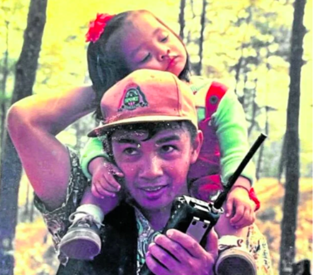 ADVOCACY | Artist Joel Arthur Tibaldo, who has revived “Eco Walk,” used to join city students hike through the Busol forest in the early 1990s with daughter Inah Felice on his shoulders, and eldest daughter Tam Jewel walking by his side. (Photo courtesy of the Baguio Media Newseum)