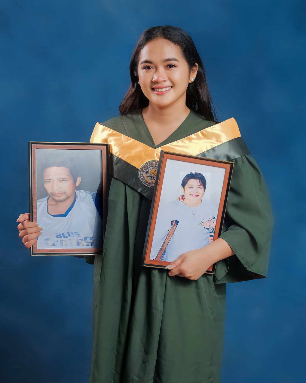 Student shows how she shared graduation pictorial moment with late parents. Graduation pictorial photo of Margot Claire Araña holding the framed photos of her late parents.