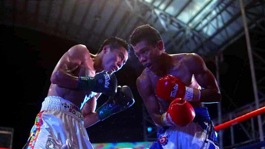 Angilou Dalogdog (right) and Chinese Longyi Hu (left) during their WBF regional title duel in the main event of "Kumong Bol-Anon 11, in Tagbilaran City, Bohol.