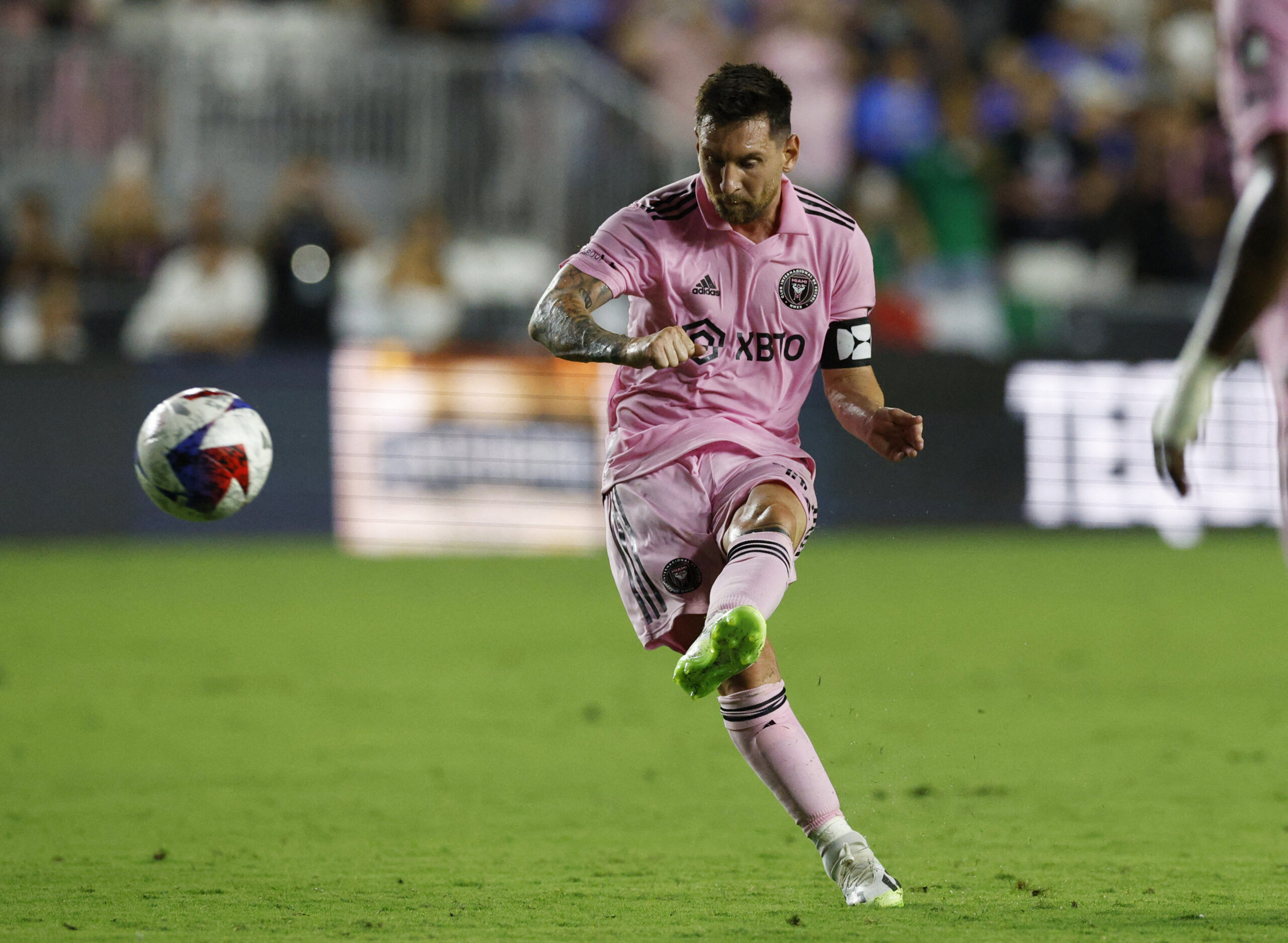 Lionel Messi scores a sensational game-winning goal on a free kick