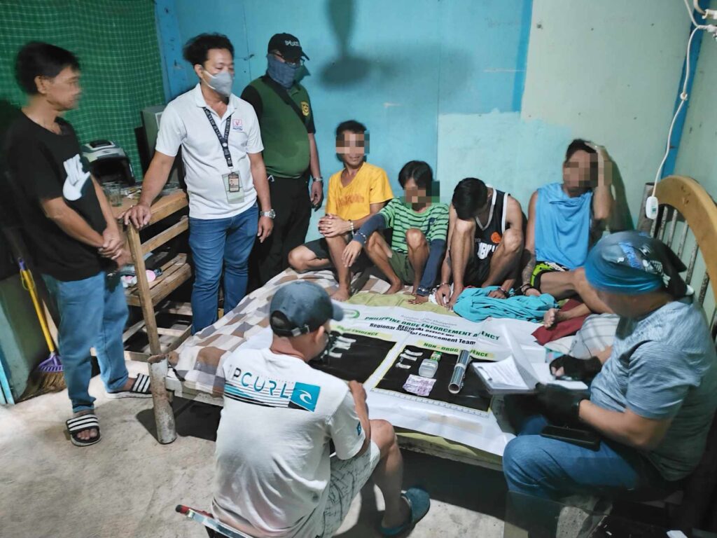 Cebu City raid: PDEA closes canteen crew member's 'drug den'; 4 nabbed. In photo are authorities raid a suspected drug den in Barangay Busay on July 3 and confiscated some P88,400 worth of suspected shabu and arrested 4 individuals including the suspected drug den maintainer.| PDEA via Paul Lauro