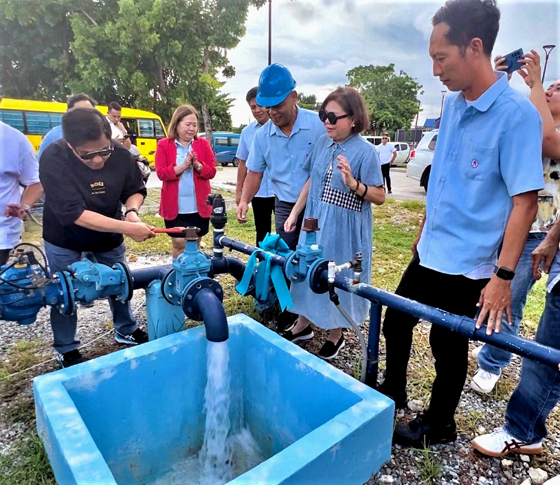 Water to reach 4,000 Lapu-Lapu residents soon — MCWD. Mayor Junard ‘Ahong’ Chan turns on the well valve to signal the opening of a new well in Barangay Bankal, Lapu-Lapu City. The event of commissioning the two wells was attended also by MCWD officials led by its Director Jodelyn May Seno. | Contributed photo