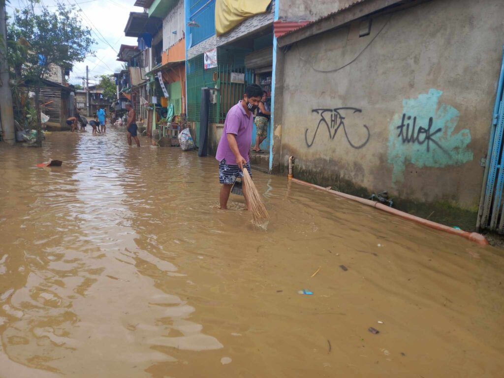 Residents of Sitio Sili in Barangay Paknaan in Mandaue City experience at one point nearly waist-deep floodwaters today after the Butuanon River overflowed due to the rainwater from the Cebu City mountains. | Mary Rose Sagarino