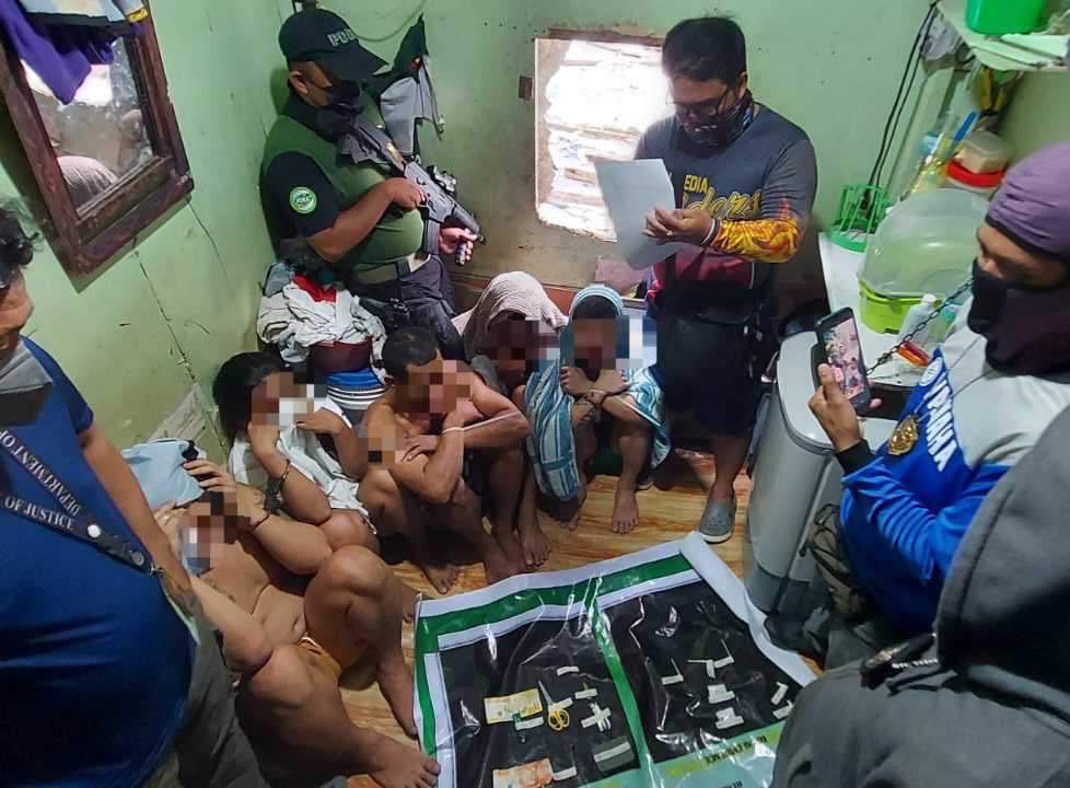 Authorities confiscated some P176,800 worth of suspected shabu from the 8 suspects caught during the raids of the two suspected drug dens in Sitio Abellana, Barangay Luz in Cebu City on July 1. | PDEA-7 via Niña Mae Oliverio
