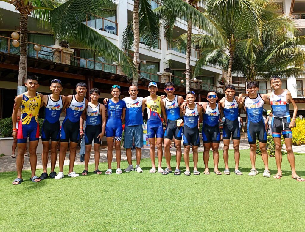 Matthew Justine Hermosa (7th from right), Renz Wynn Corbin (2nd from right), Nicole Marie Del Rosario (4th from left) and Roland Remolino (5th from left) are among the popular Cebuano TLTG-Go For Gold triathletes during the Go For Gold Sprint Triathlon in Panglao, Bohol. | Glendale Rosal