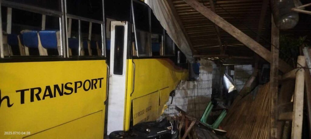 7 injured after bus rams into roadside store in Carcar