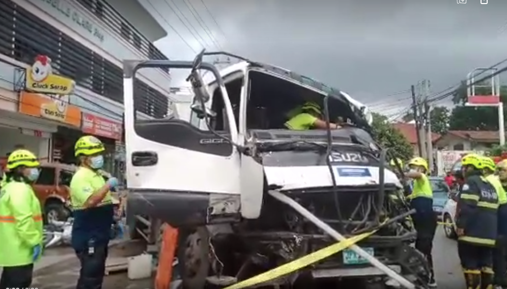 6-vehicle smashup in Maguikay: 2 truck drivers injured. In photo are rescuers working on getting the pinned driver of the tanker truck out of the front seat of the truck in the afternoon of July 11 in Barangay Maguikay, Mandaue City. | Paul Lauro