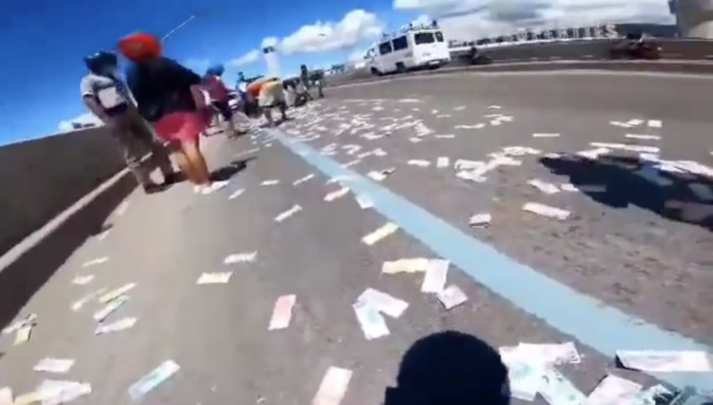 P4 million in cash flies out of bag in SRP, collector pleads finders to return money.