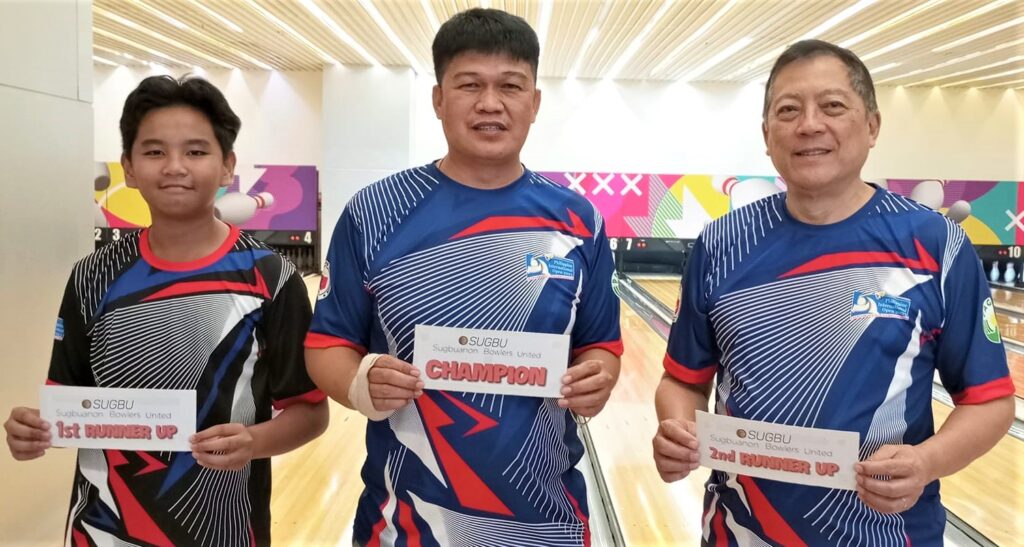 Rommel Calipay (middle) is flanked by MJ Villa (left) and Marvin Sevilla (right) during the awarding of the SUGBU Bowling Shootout.