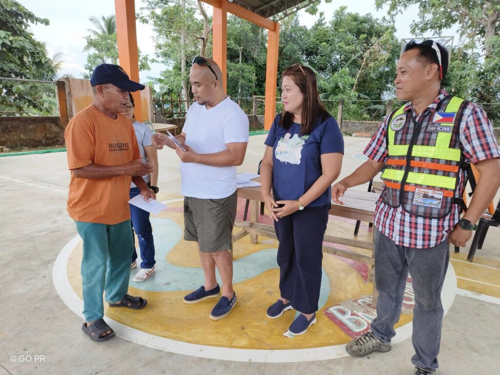 Governor Erico Aris Aumentado (in white T-shirt) led the distribution of cash aid to backyard hog raisers in Barangay San Vicente in Pilar town whose hogs died due to the ASF. 