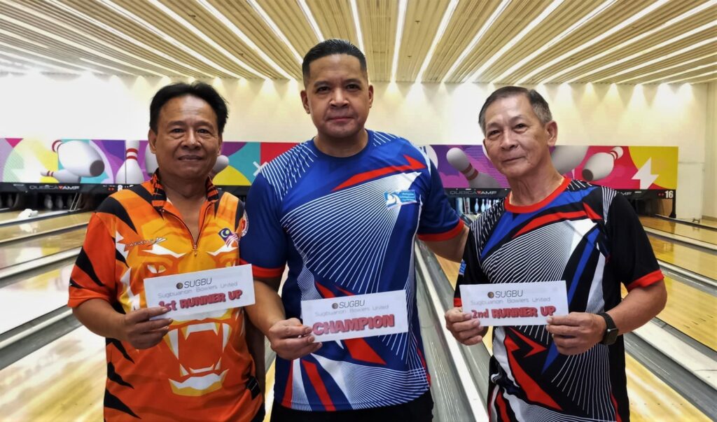 Robert Sarvida (middle) poses with Manny Bueno (left) and Chris Ramil (right) during the awarding of the SUGBU Bowling Shootout Tournament.