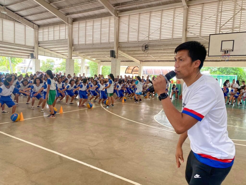 Mark Barroca speaks to participants of his basketball clinic held at the SMS Girlstown in Talisay City.