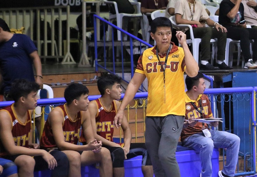 Coach Edsel Vallena is seen during one of his Cesafi games his team played. | Sugbuanong Kodaker