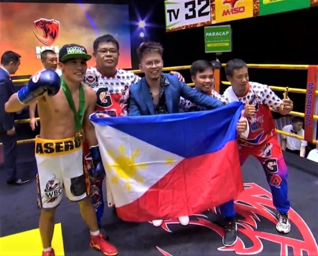 Vincent Astrolabio (left most) poses with his team after knocking out Nawaphon Kaikanha in their world title eliminator bout in Bangkok, Thailand. | Photo from MP Boxing Gym Davao Facebook