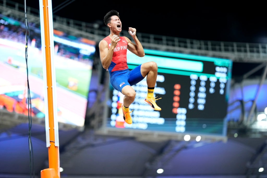 EJ Obiena, of the Philippines, reacts after a successful attempt in the Men’s pole vault final during the World Athletics Championships in Budapest, Hungary, Saturday, Aug. 26, 2023. (AP Photo/Bernat Armangue)