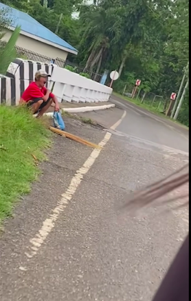 Netizen shows link between happiness and helping others: Helping broomstick vendor lifted my spirit. Tatay waits along the road for passing motorists to buy his broomsticks in Pinamunagajan town in southwestern Cebu. | Screengrab from Bella Saw video