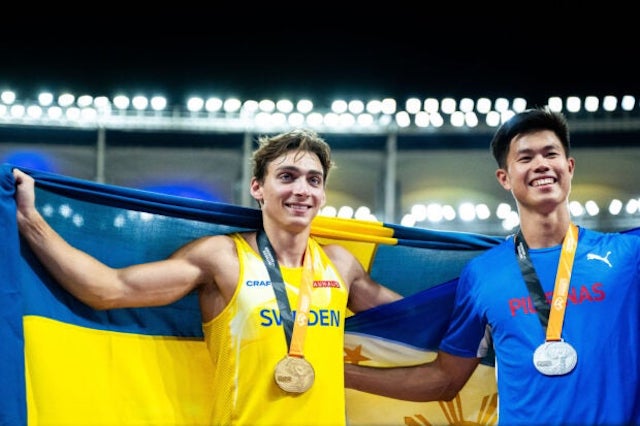 Armand Duplantis of Sweden and EJ Obiena of Philippines celebrate after competing in men’s pole vault final during day 8 of the 2023 World Athletics Championships on August 26, 2023 in Budapest. Photo: Vegard Grøtt / BILDBYRÅN 