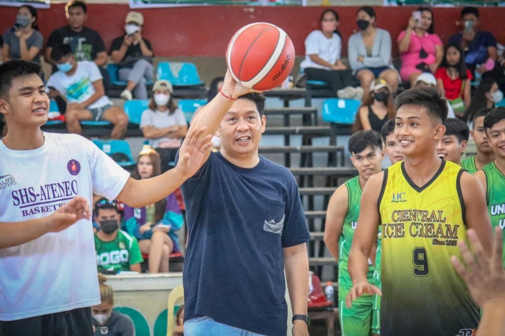 File photo: Cebu Provincial Board Member Celestino “Tining” Martinez III made the ceremonial toss with players from SHS-AdC Magis Eagles and UC Baby Webmasters in the Cesafi 2022 pre-season tournament in Bogo City.